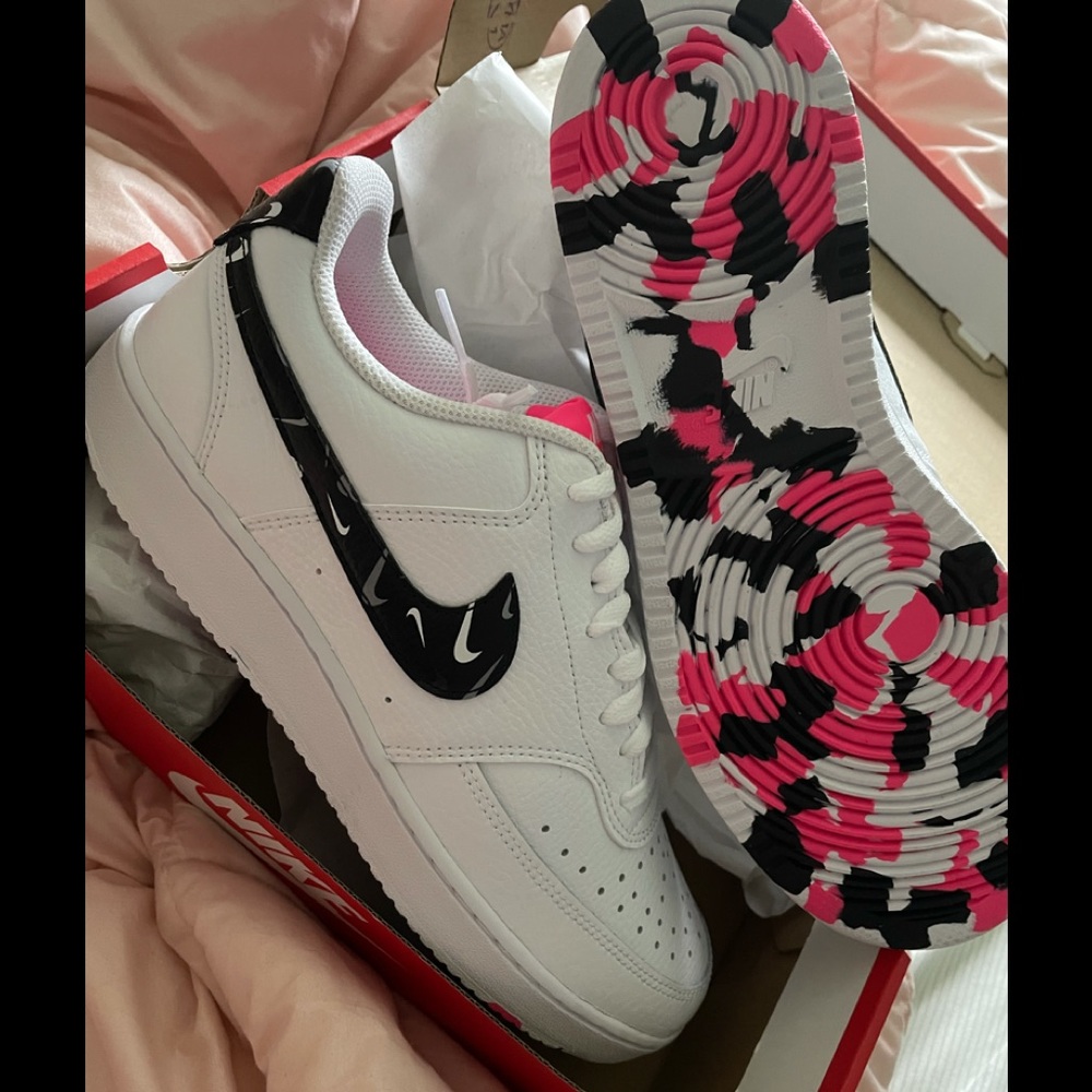 Women's Court Vision Low Sneaker New in box